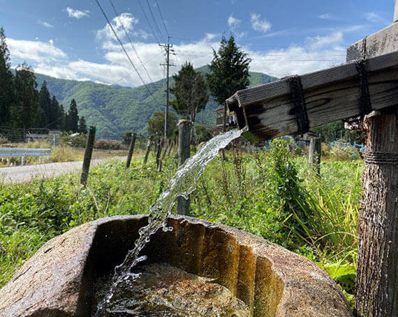 最初のおもてなしは １杯の湧き水から